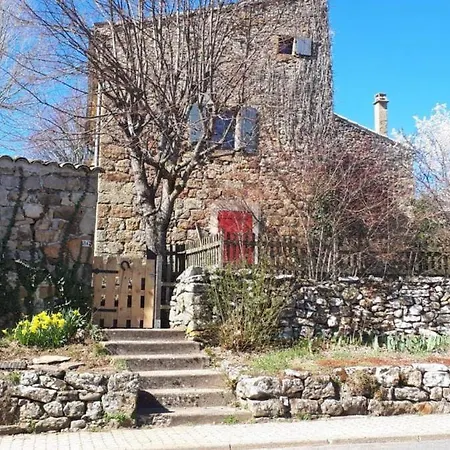 Studio, Maison En Pierre, Terrasse, Jardin Privatif Et Parking *
