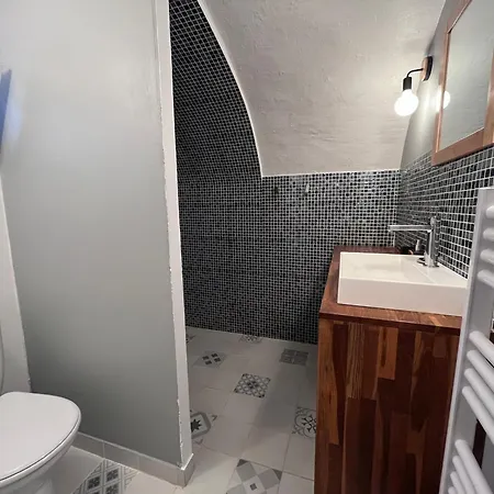 Studio, Maison En Pierre, Terrasse, Jardin Privatif Et Parking Apartamento *